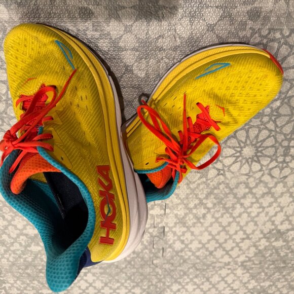 LIMITED EDITION HOKA CLIFTON 9; UNWORN OUTSIDE - SIZE 12.5 RARE YELLOW COLORWAY main image 5
